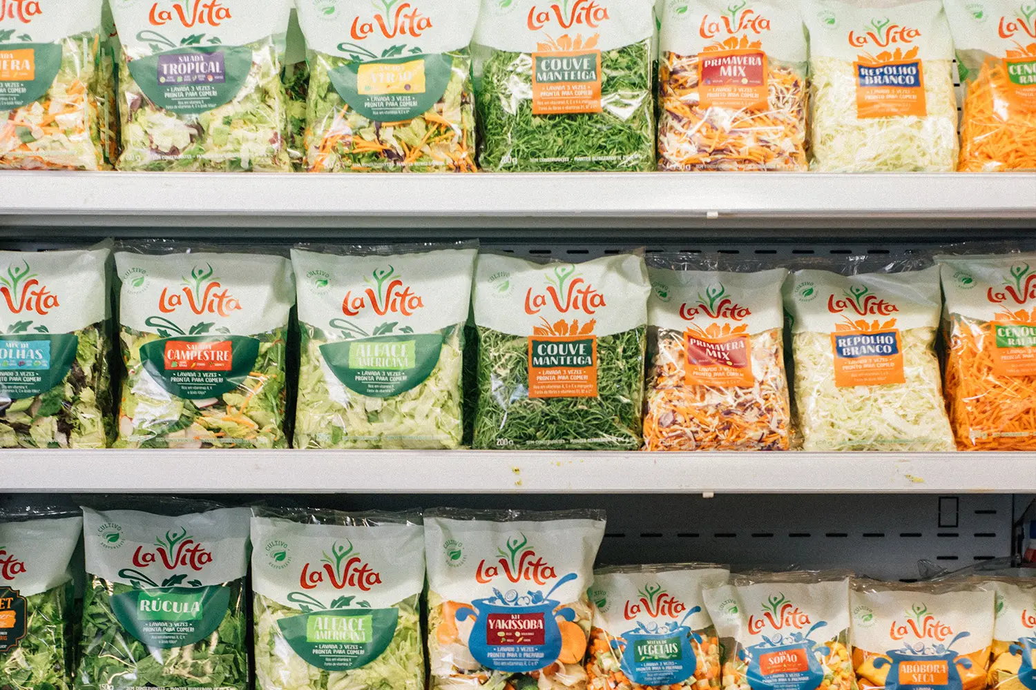 Saladas prontas e hortaliças embaladas La Vita no supermercado
